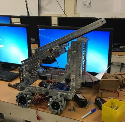 Juntos Unidos robot with its main arm extended