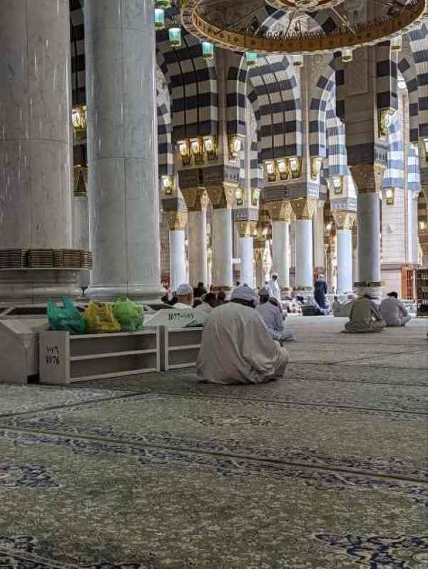 Interior Masjid al-Nabawi